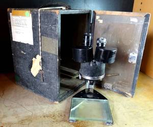 lot 366 image: VINTAGE SPENCER BUFFALO MICROSCOBE IN WOODEN STORAGE BOX WITH KEY