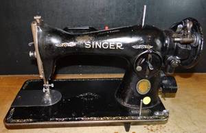 lot 367 image: ANTIQUE SINGER SEWING MACHINE WITH LIGHT IN VG CONDITION