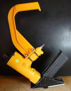 lot 369 image: BIG $ ITEM - Bostitch MIII M3 Pneumatic Hardwood Floor Nailer Air Powered