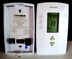 lot 381 image: Honeywell RTH221B Basic Programmable Thermostat  - WORKS