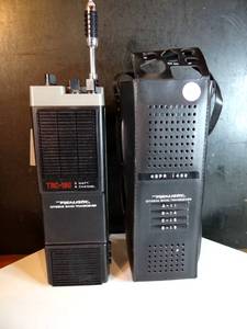 lot 407 image: VINTAGE Realistic TRC-1902 Handheld CB RadioWalkie Talkie wCover