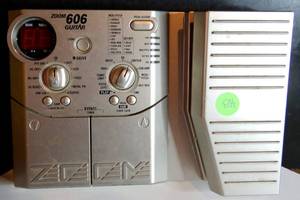 lot 423 image: ZOOM 606 GUITAR Guitar Multi-Effect Pedal