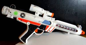 lot 438 image: STAR WARS Lucasfilm STORMTROOPER BLASTER RIFLE LIGHT SOUND 1996