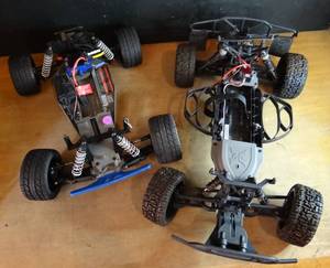 lot 449 image: LOT OF RC CHASSIS FRAMES AND CONTROLLER AS SHOWN - TRAXXAS