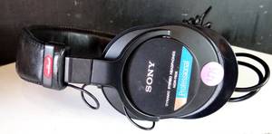 lot 479 image: Sony MDR-7506 Headphones Professional Large Diaphragm Headphone $$$ (NEED NEW EARPADS)