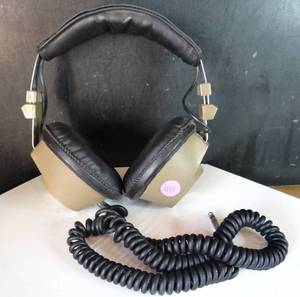 lot 497 image: Vintage Realistic Nova 40 HiFi Stereo Headphones