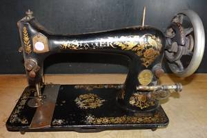 lot 524 image: ANTIQUE SINGER SEWING MACHINE - GREAT DETAIL, NO POWER SUPPLY