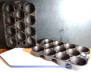 lot 540 image: VINTAGE CAST IRON 11 SLOT MUFFINCUPCAKE BAKING RACKS
