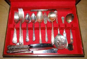 lot 343 image: VINTAGE HOLMES & EDWARDS INLAID SILVERPLATE COLLECTION IN WOODEN STORAGE BOX