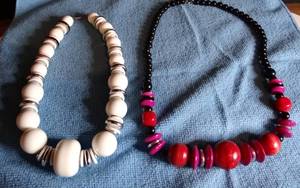 lot 586 image: NICE LOT OF WOMENS BEADED NECKLACES AS SHOWN