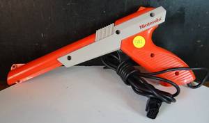 lot 592 image: VINTAGE Official Nintendo Zapper 1985 OEM