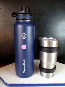 lot 593 image: NICE LOT OF INSULATED BEVERAGE CONTAINERS WITH LIDS