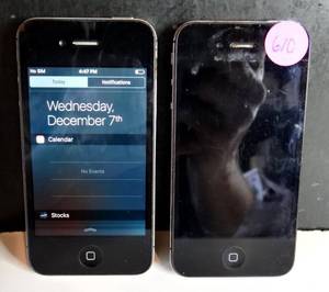 lot 610 image: PAIR - Apple iPhone 4s A1387 16GB (1 HAD BATTERY CHARGE AND DISPLAYS AS SHOWN, THE OTHER UNKNOWN)