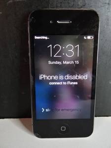 lot 611 image: PAIR - Apple iPhone 4s A1387 16GB (1 HAD BATTERY CHARGE AND DISPLAYS AS SHOWN, THE OTHER UNKNOWN)