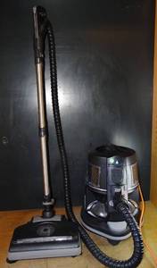 lot 632 image: RAINBOW VACUUM SYSTEM WITH EXCELLENT SUCTION - NICE UNIT $$$
