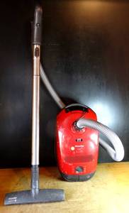 lot 624 image: Miele Titan S2181 Vacuum Cleaner wRetractable Cord - TESTEDWORKS $$$