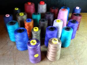 lot 635 image: LARGE LOT OF SEWINGEMBROIDERY THREAD (MULTIPLE COLORS) AS SHOWN - 23 SPOOLS