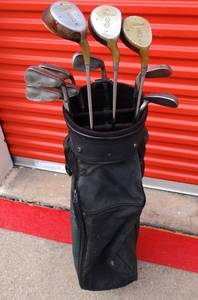 lot 651 image: VINTAGE SET OF TITLEIST STEEL SHAFT GOLF CLUBS IN HUNTER BAG. WOODS 1,3,5 & IRONS 3 THRU 9