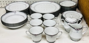 lot 19 image: 40 Piece Legendary Noritaki Seance 4791 Fine China Set