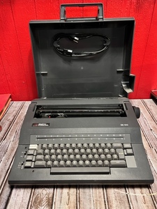 lot 65 image: Vintage Smith Corona SE100 Electric Typewriter WOriginal Case