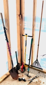 lot 96 image: Lot of 8 Garden &amp Lawn Tools
