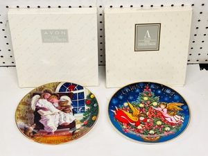 lot 102 image: Two Vintage Avon Collectible Christmas Plates - 1997 Heavenly Dreams Trimmed With 22k Gold&nbsp (Michael Garland-Artist) &amp 1995 Trimming the Trees With 22kt Gold Trim (Peggy Toole-Artist)