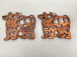 lot 118 image: Vintage ODI Cast IronCopper Smiling Cow Decorative TrivitHot Plate Holder