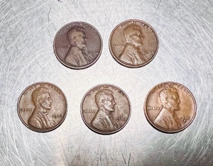 lot 131 image: Five 1926-1930 Lincoln Wheat Pennies