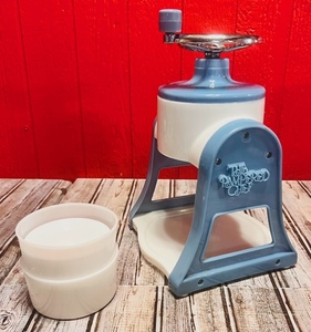 lot 138 image: The Pampered Chef Ice Shaver WCups - Make IceesSlushes
