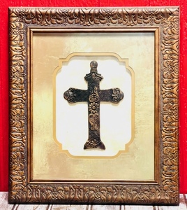 lot 156 image: Vintage Kirklands 10x12 Beautiful Framed Brass Cross