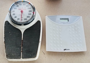 lot 158 image: Vintage Health O Meter Professional 300lbs Model 158 Big Foot Scale &amp Zenith Digital 330lbs Scale