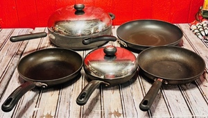 lot 160 image: Circulon Professional Grade Hard-Anodized Total Non-Stick SystemFrying Pans - 8in.10in.12in.12in. 4-34 Qt