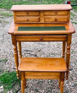 lot 178 image: Small Vintage Oak Desk &amp Bench Seat