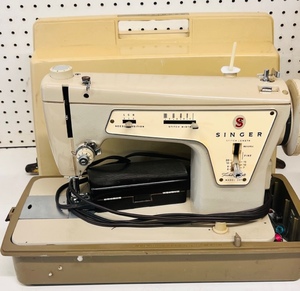 lot 198 image: Singer Fashion Mate Model 237 Sewing Machine