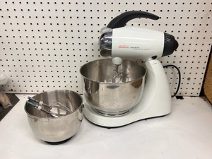 lot 256 image: Sunbeam 2350 Mixmaster Heritage series Stand Mixer WTwo Bowls &amp Two Beater Sets