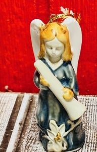 lot 335 image: Vintage Goebel Hummel Beautiful Angel Holiday Ornament