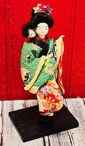 lot 352 image: Vintage Japanese Geisha Doll WChild