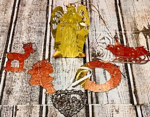 lot 371 image: Beautiful Gold-Toned Metal Angel & Six (6) Other Vintage Metal Ornaments