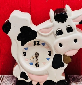 lot 373 image: Udderly Awesome  Vintage Black & White  Ceramic Cow Clock