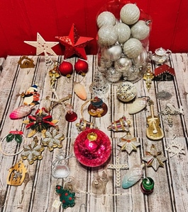 lot 388 image: Nice, Unique, & Expensive Ornaments And Tree Toppers