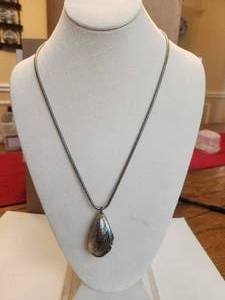 lot 7 image: Vintage Aliage clam shell pendant necklace - silver plated
