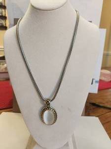 lot 21 image: Vintage necklace
