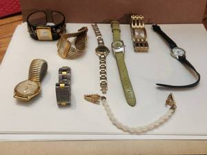 lot 70 image: Selection of watches