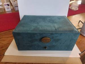 lot 60 image: Jewelry box with contents