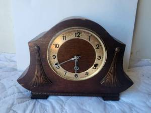 lot 192 image: Vintage mantle clock with key