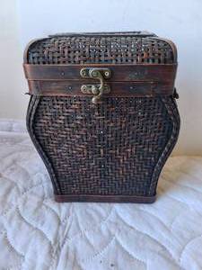 lot 186 image: Decorative woven basket with lid