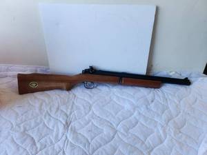 lot 187 image: Pellet and dart gun - Benjamin Air Rifle Co. - American Walnut - model 342 5.5mm(.22cal)