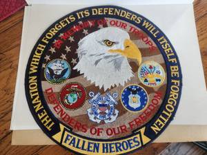 lot 17 image: Defenders of Freedom Fallen Heroes sew on 12 patch