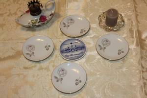 lot 48 image: 4 Decorative Little plates b y Johann Haviland Bavaria 1 small Decorative plate and Glass candle holder and oil lamp