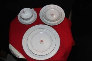 lot 17 image: Serving for 4 Royal Swirl Fine China Made in Japan